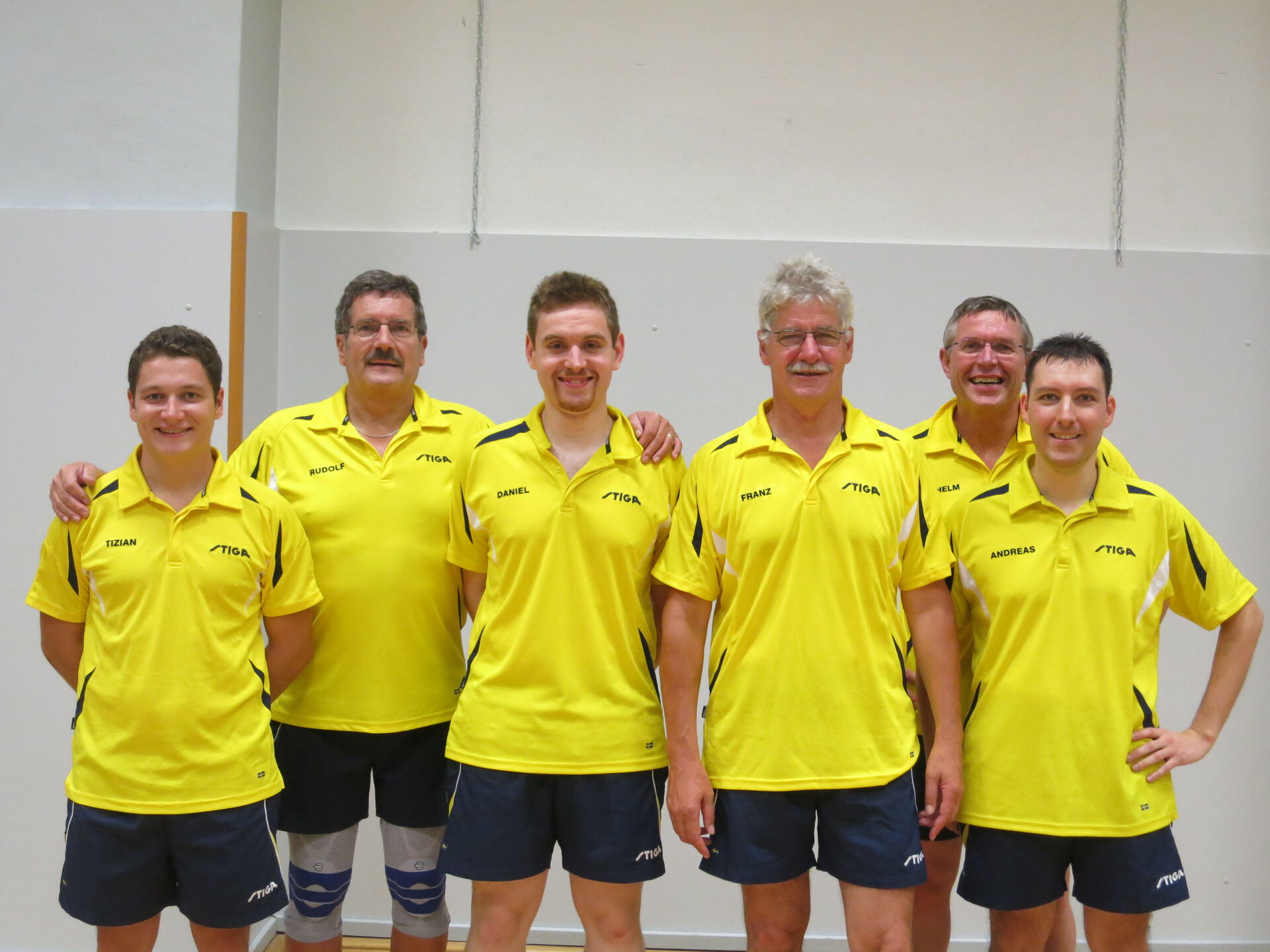 Tischtennis-Herrenmannschaft in gelben Trikots