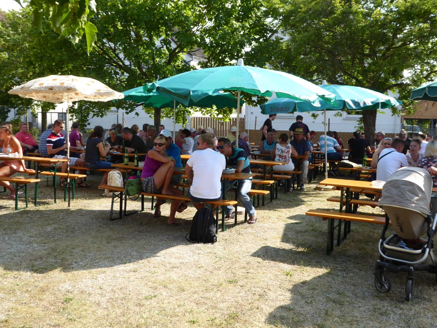 Jugendfreizeit mit Biertischgarnituren im Freien