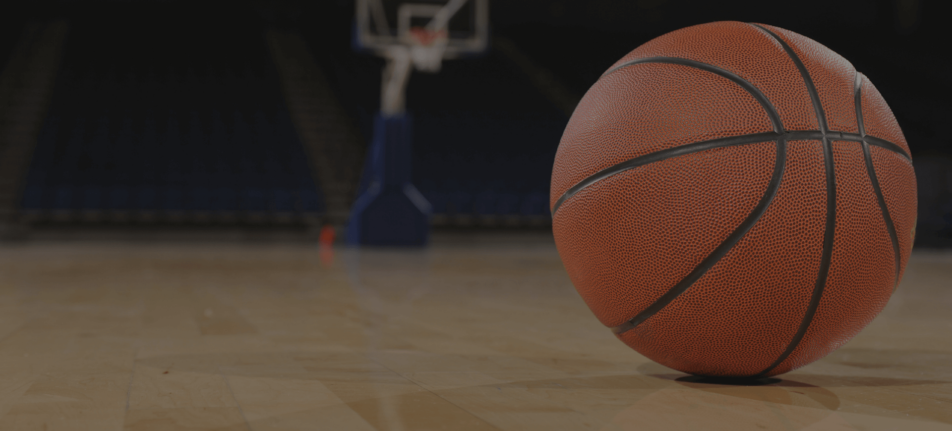 Basketball auf dem Hallenboden