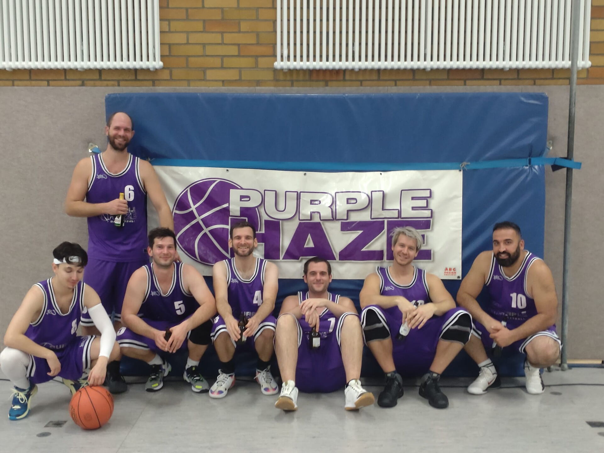 Teamfoto der Basketballer in lila Trikots