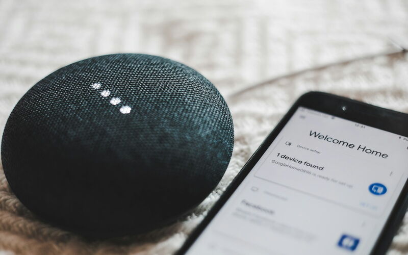 Smart Speaker und Smartphone mit Smart-Home-App