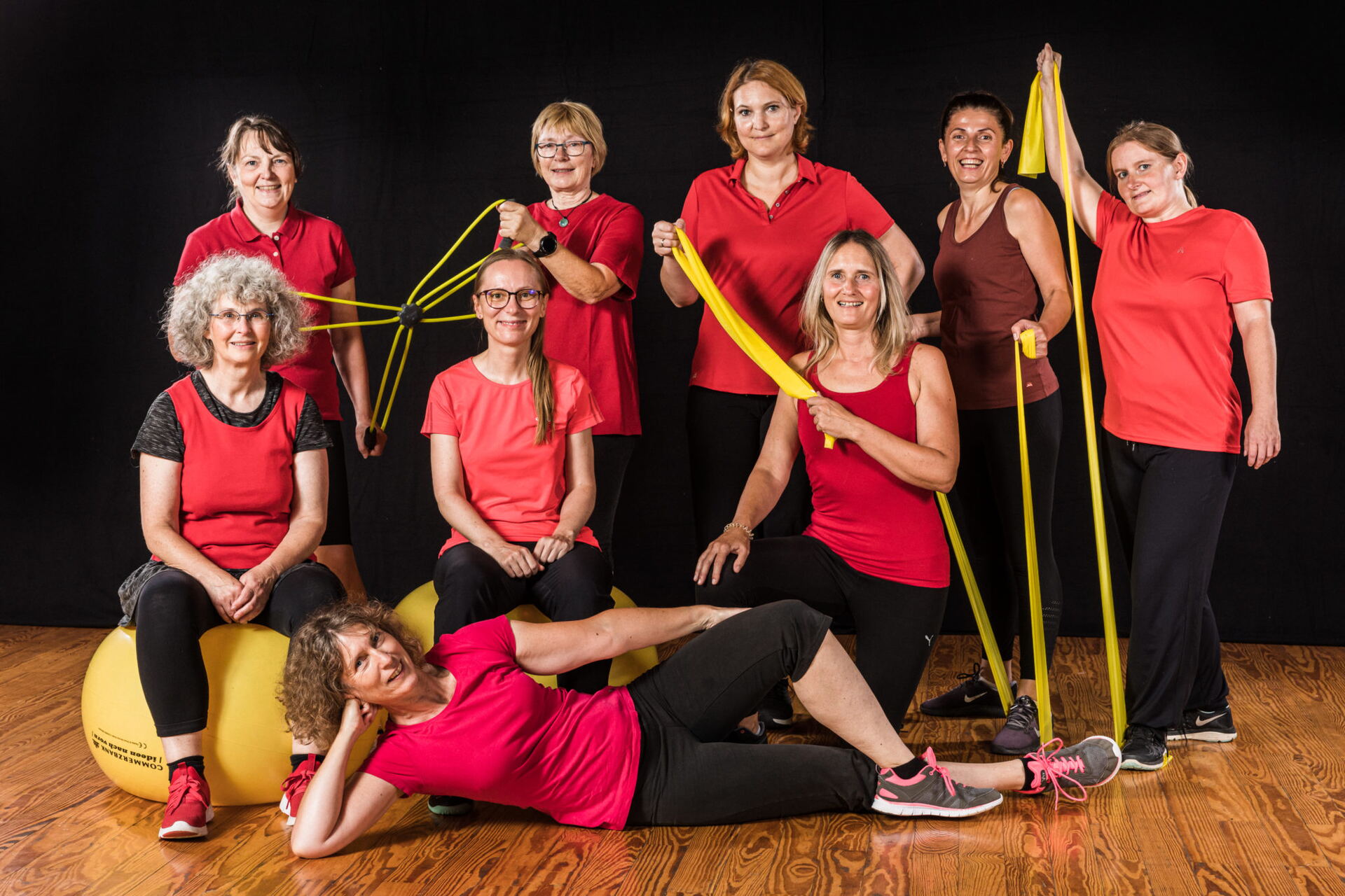 Powergymnastik-Gruppe mit Bällen und Bändern