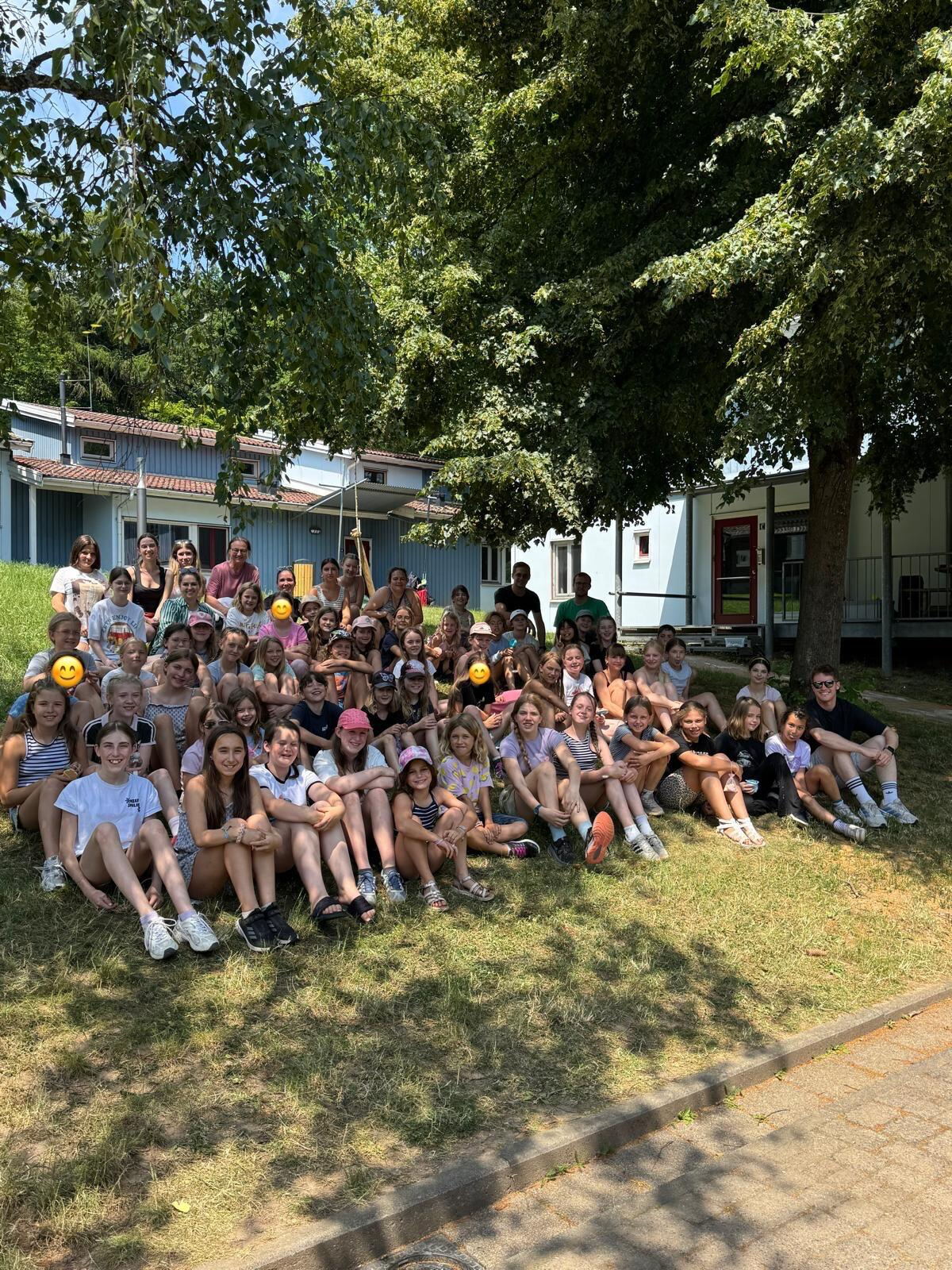 Gruppenfoto der Jugendfreizeit vor dem Freizeitheim in Ernsthofen