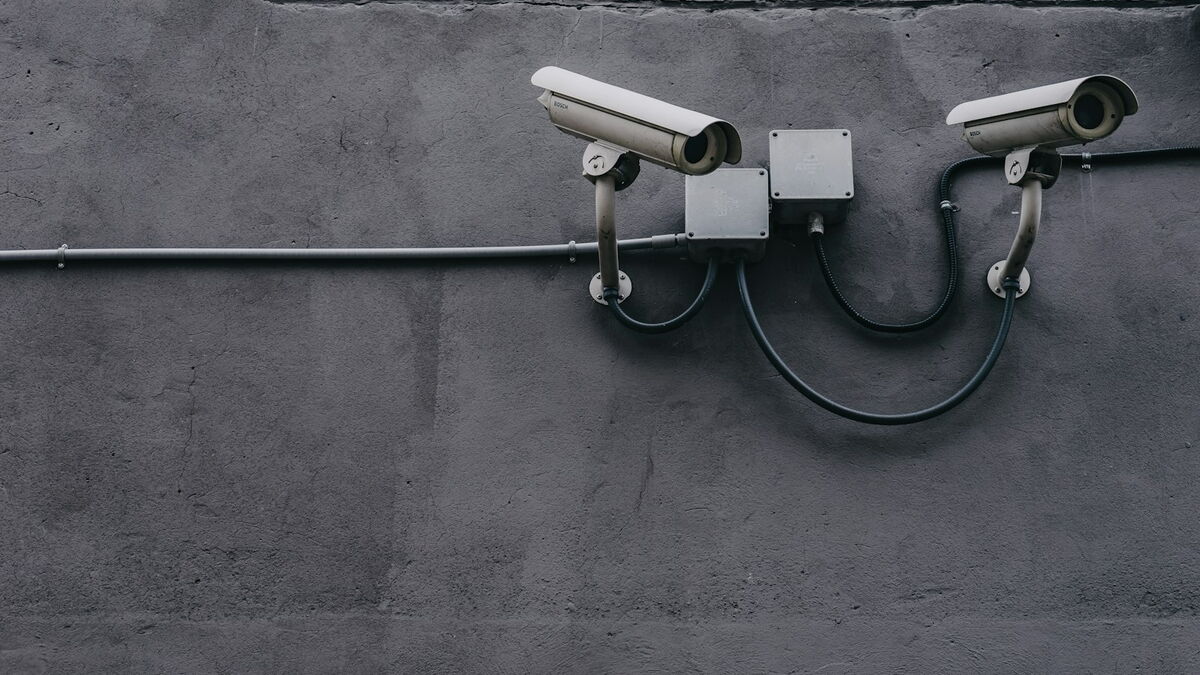 Zwei Überwachungskameras an einer Wand